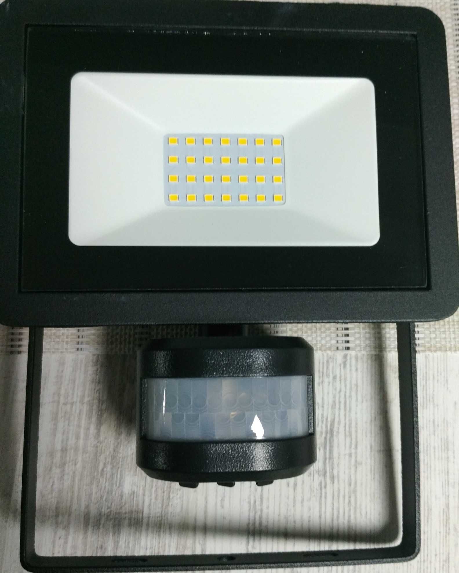 Reflector LED cu senzor de miscare, 24W