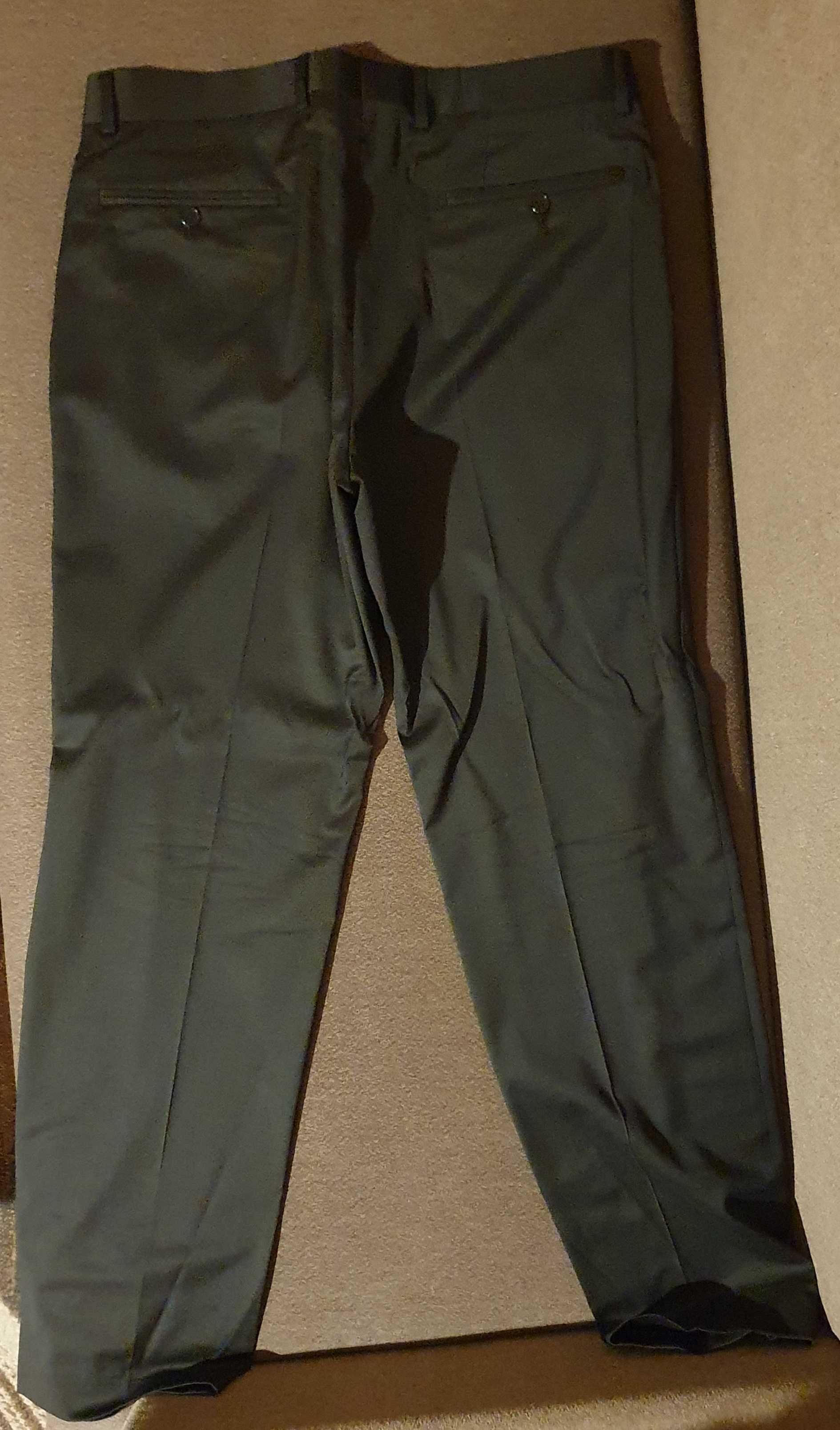 Костюм Pierre Cardin, в перфектно състояние (носен веднъж).
