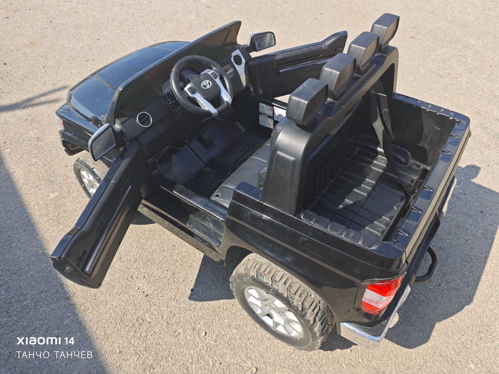 Голям двуместен акумулаторен джип TOYOTA Tundra 12V - 2x9Ah с дистанц.