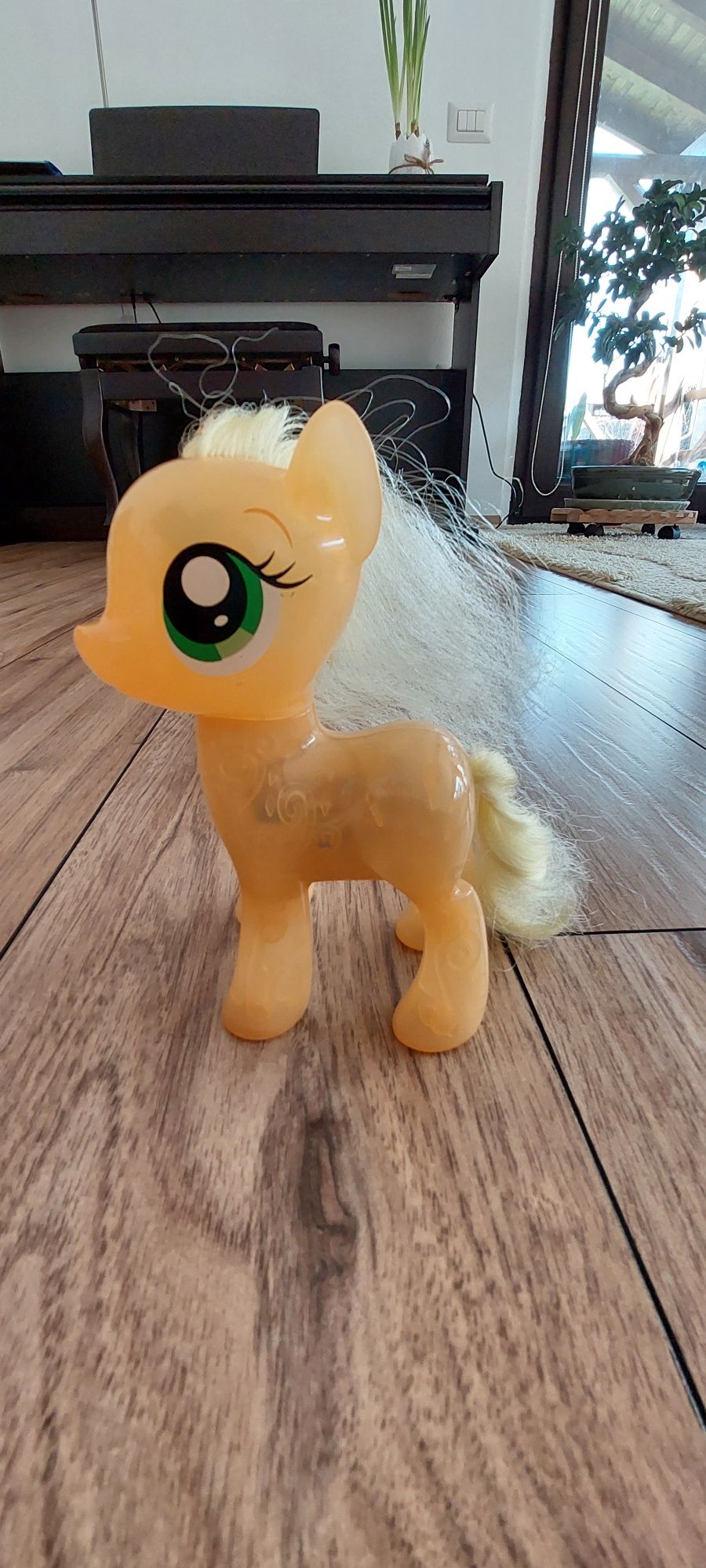 Figurina My Little Pony Applejack 15cm, cu lumini