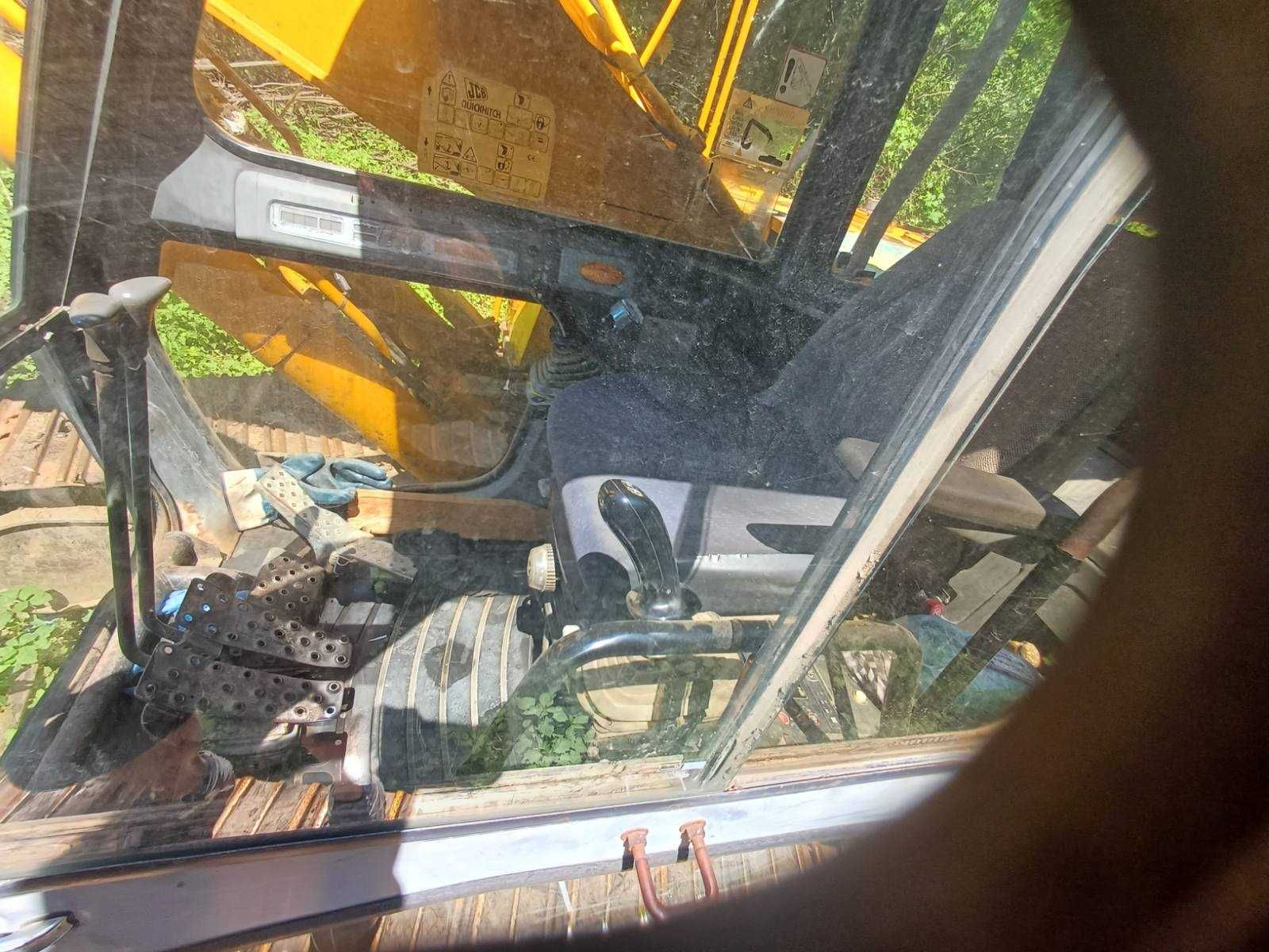 Продавам верижен багер JCB