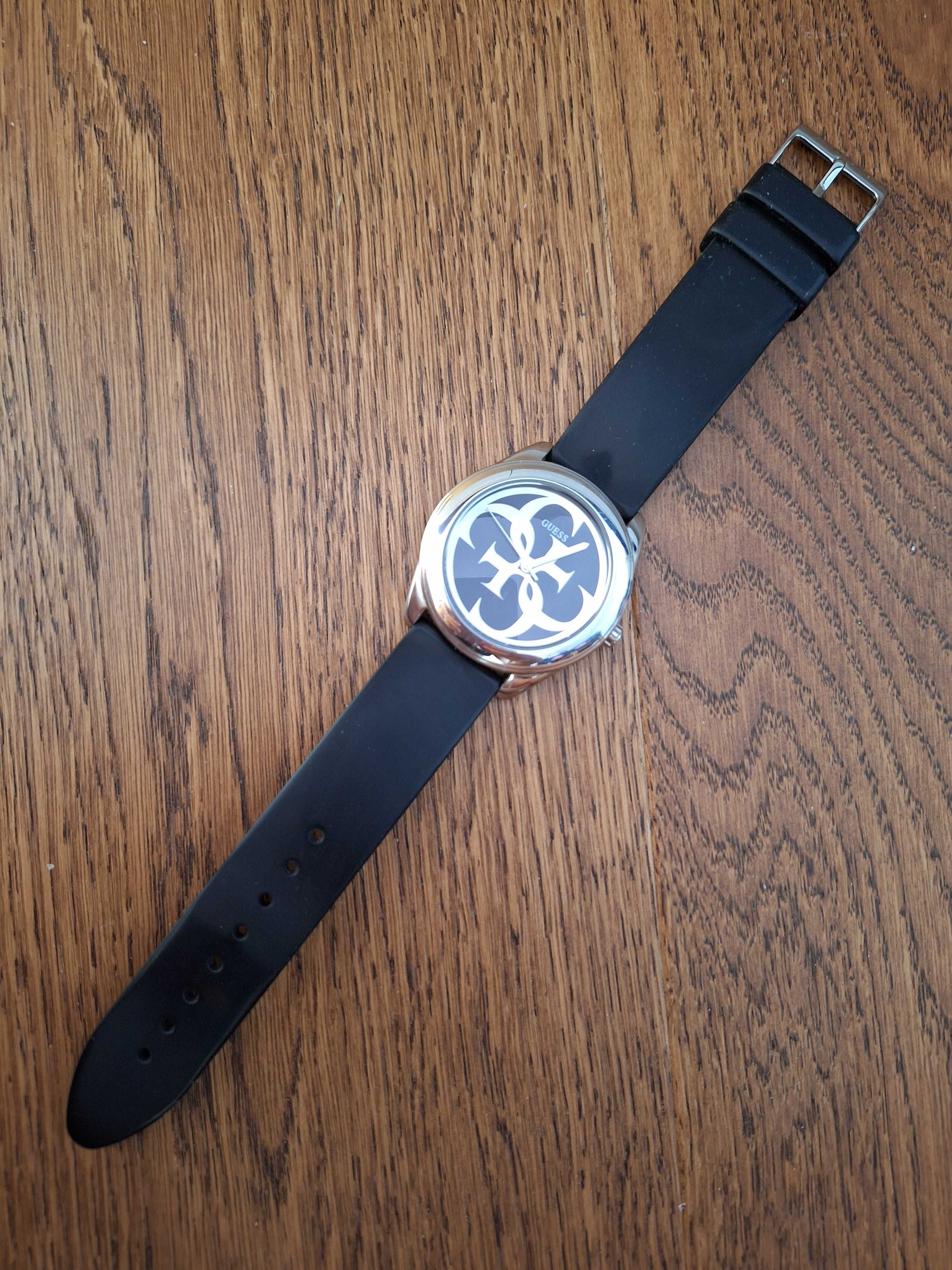Guess - черен часовник с монограм на циферблата