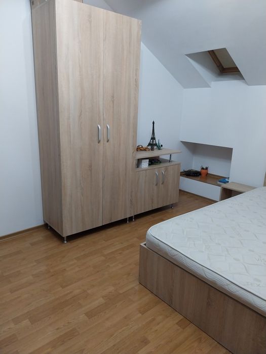 Dormitor .par 140/2m, două noptiere, șifonier cu două uși, comodă
