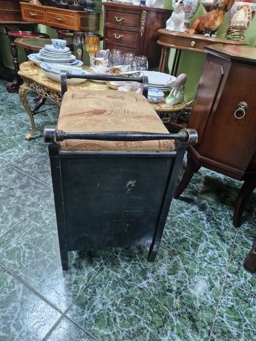 Чудесна антикварна английска дървена табуретка стол за пиано