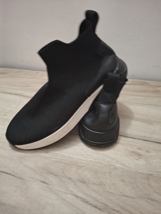 Vând adidași de la zara barbati