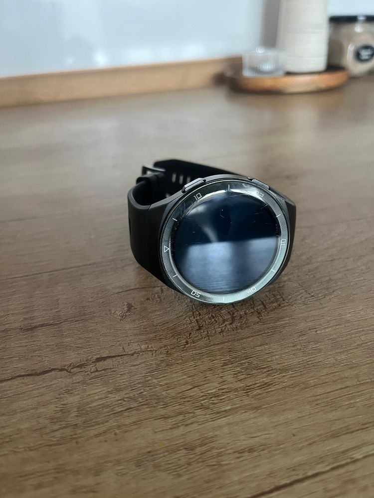 смарт часы Huawei watch GT2e в рабочем, хорошем состоянии