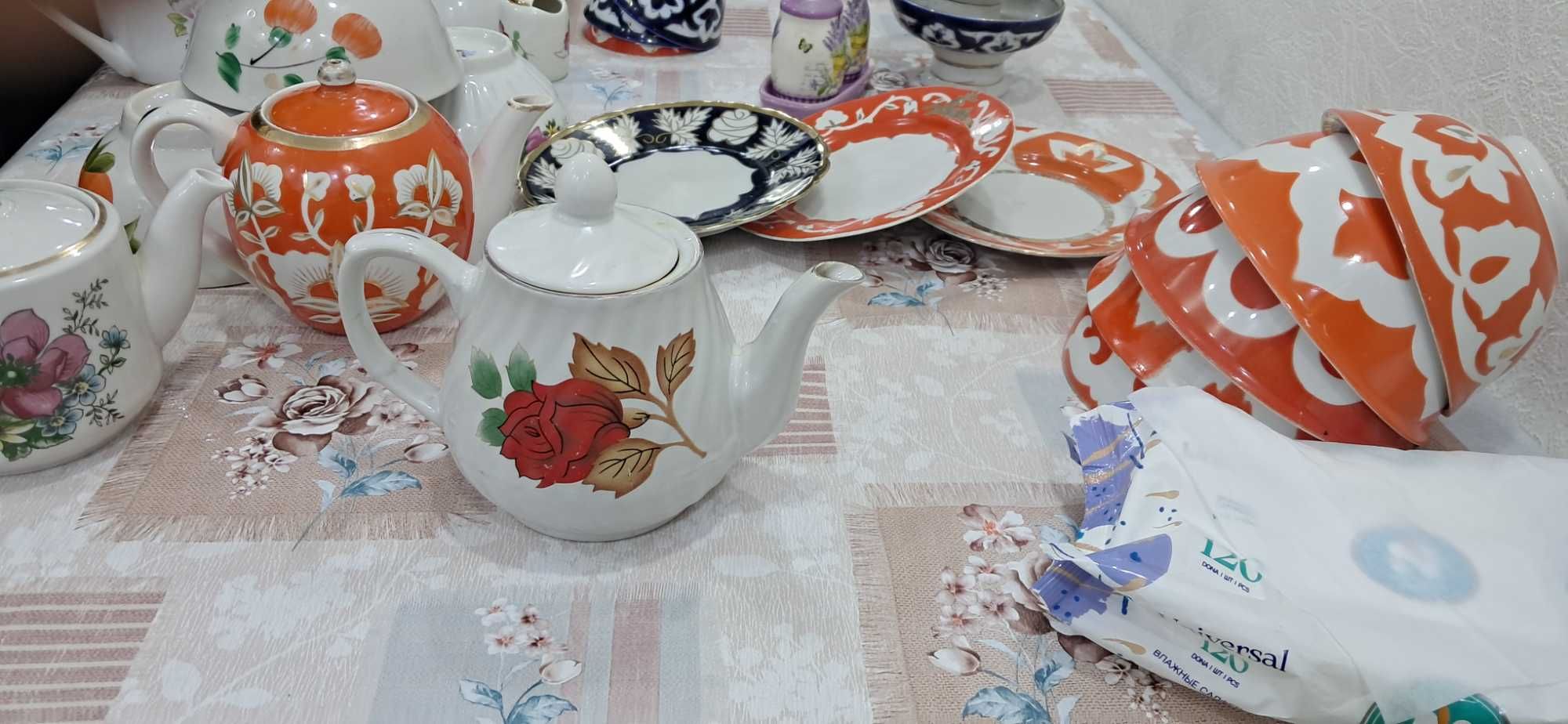 Фарфоровые чайники, разная посуда