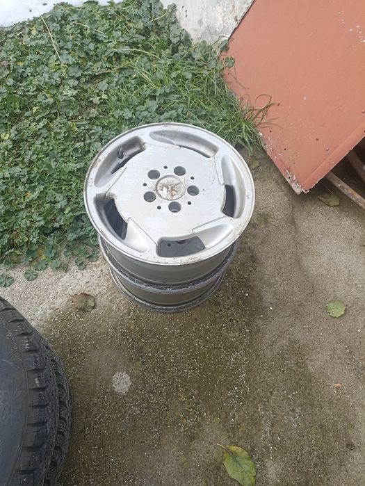 Зимни гуми със джанти за Мерцедес.