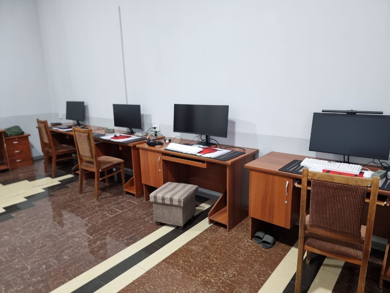 Taxtadan qilingan ish stollari