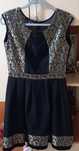 Rochie negru cu auriu.