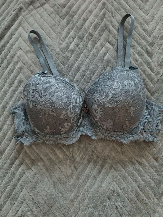 Sutiene noi diverse culori