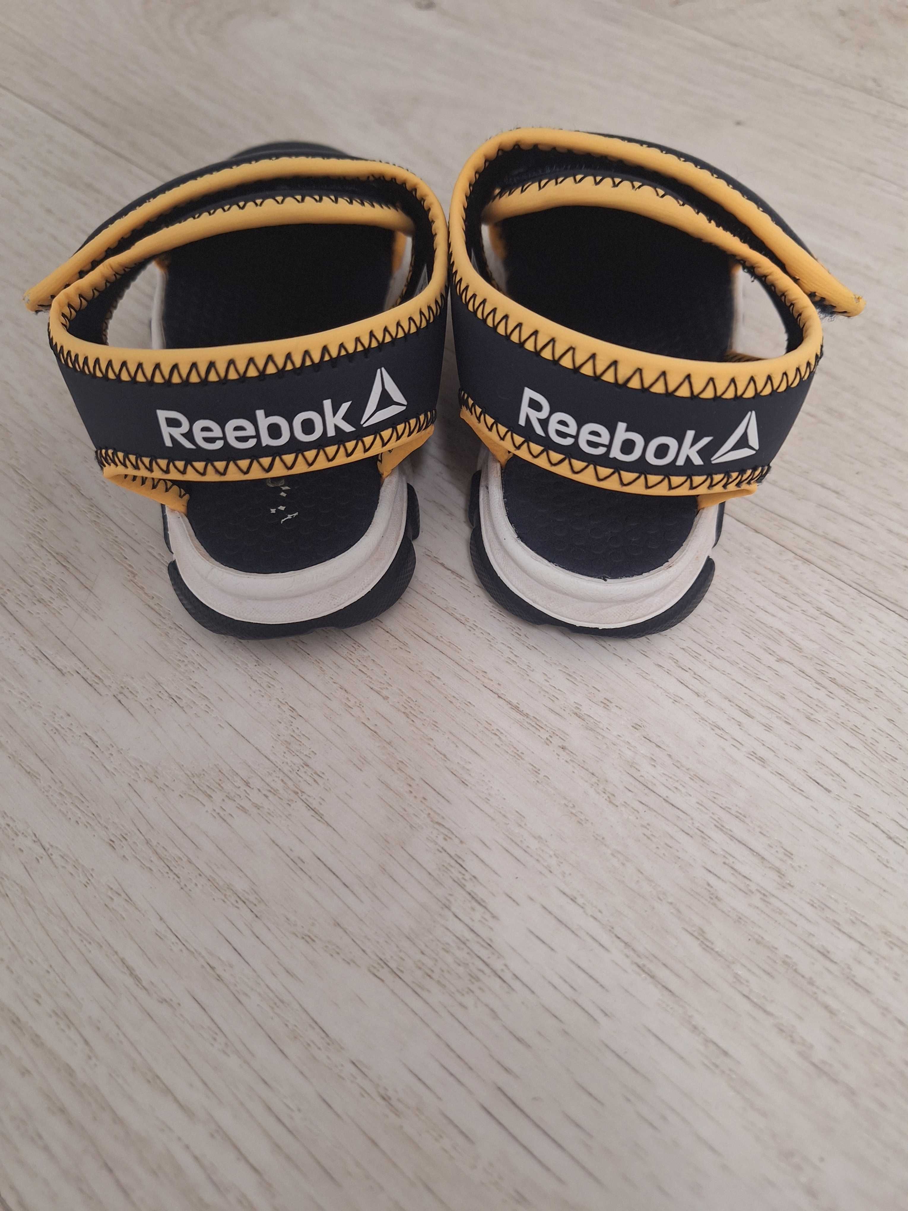 Sandale  Reebok noi. Mărimea 24,5. Pret 55lei.