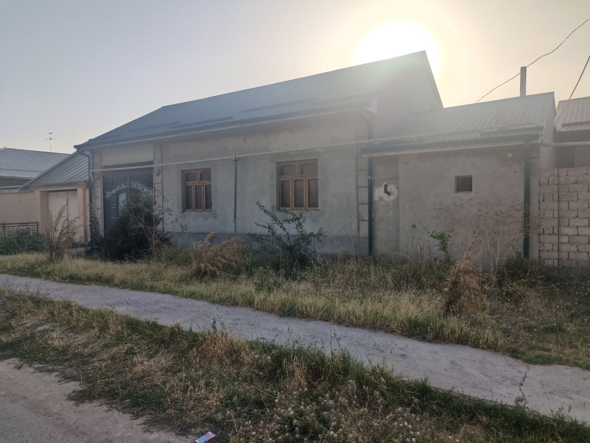 Uy sotiladi 7.5 sotix yo'ldan 100 mert ichkarida