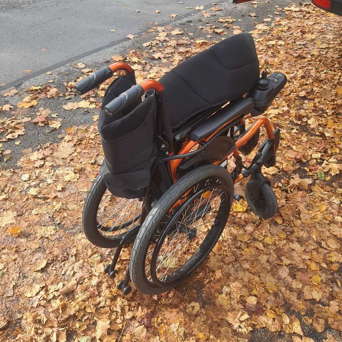 Cărucior electric pentru persoane cu dezabilităţi.