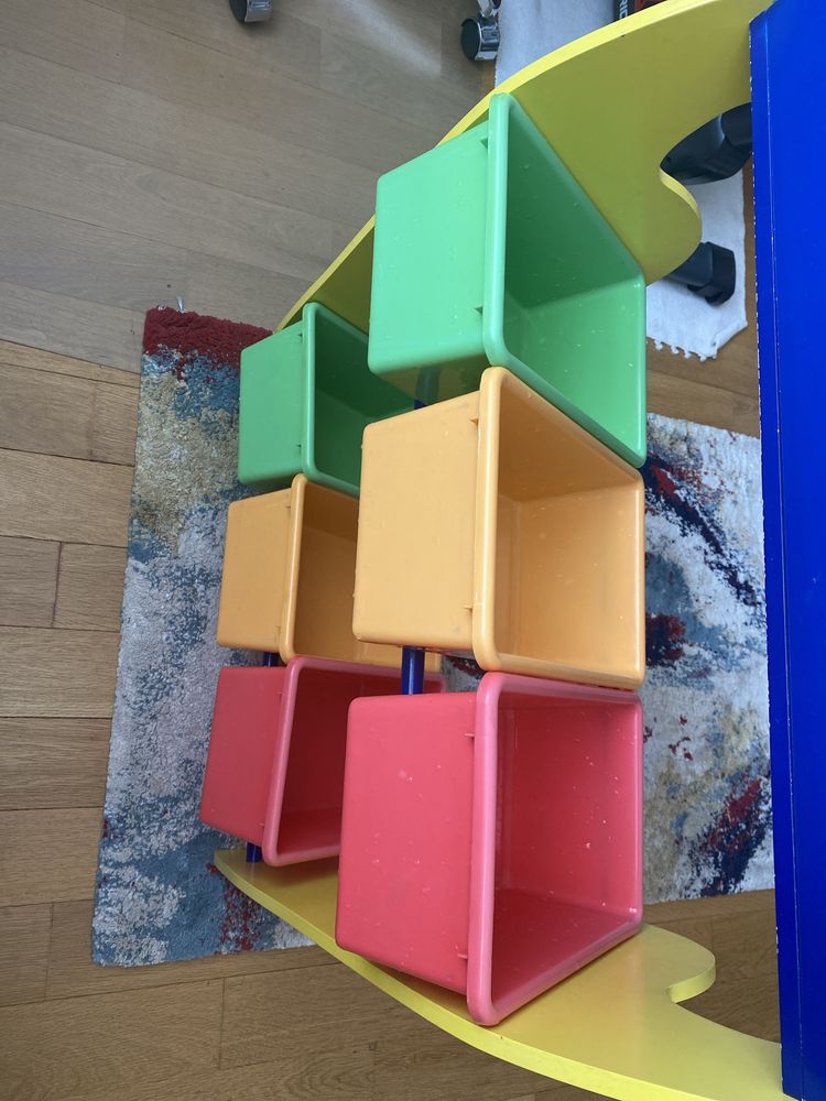 Детска, дървена  етажерка с пластмасови кутии Жираф