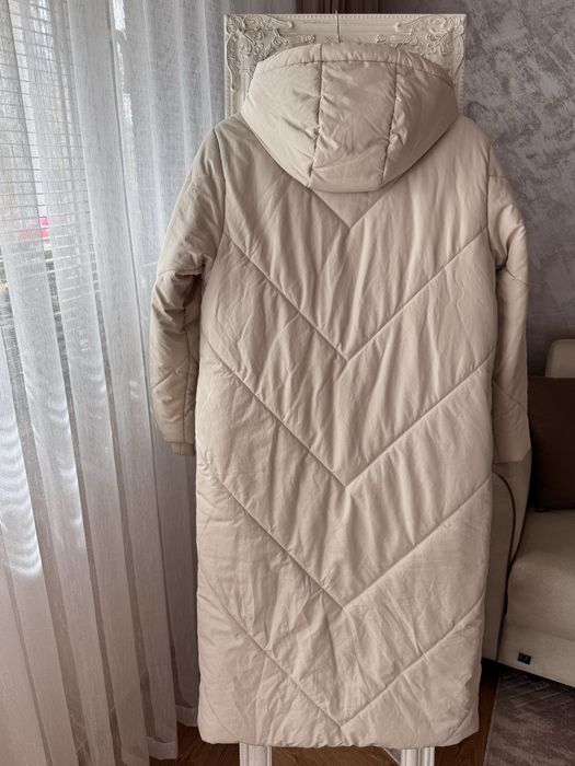 Дамско дълго бежаво яке