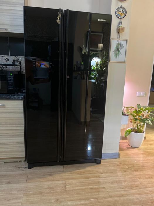 Продается большой холодильник