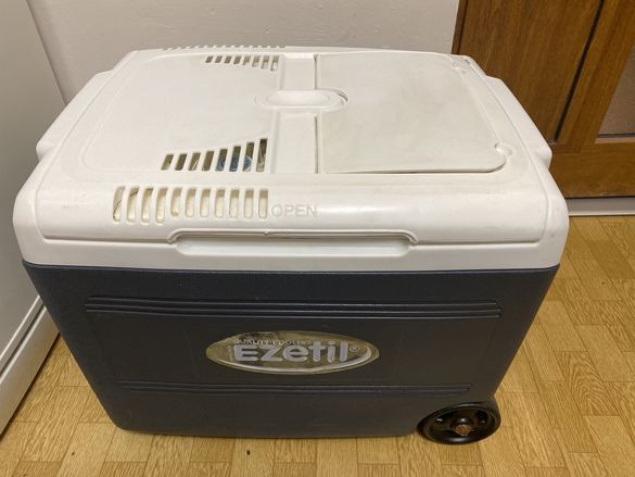Немска  хладилна чанта Ezetil 12/220 волта 40 л.