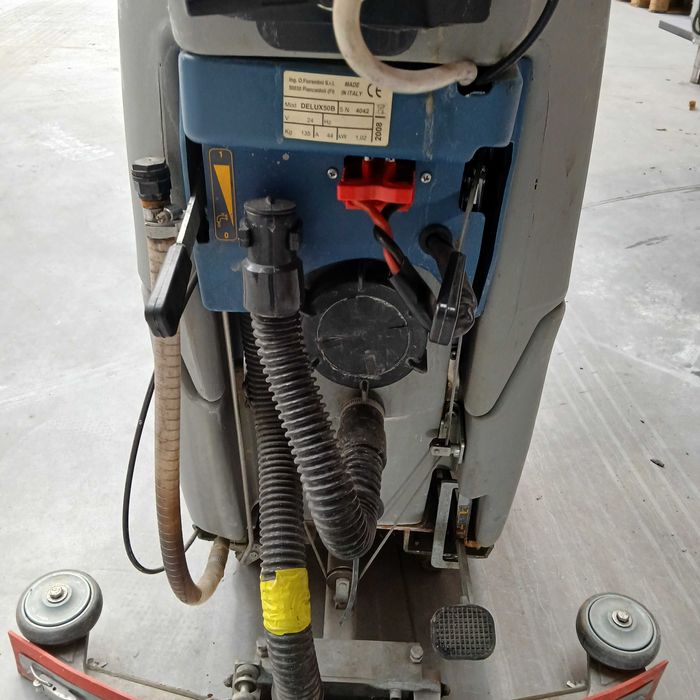 машина за почистване на под на батерии