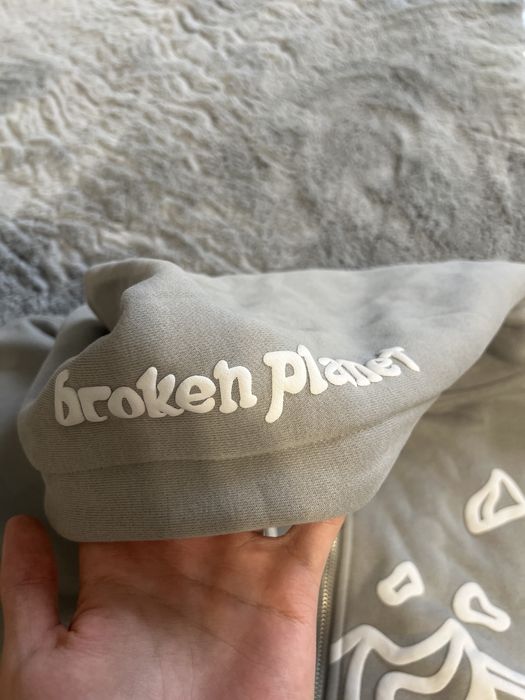 Hanorac Broken Planet – mărimea M (nou, cu glugă și fermoar)
