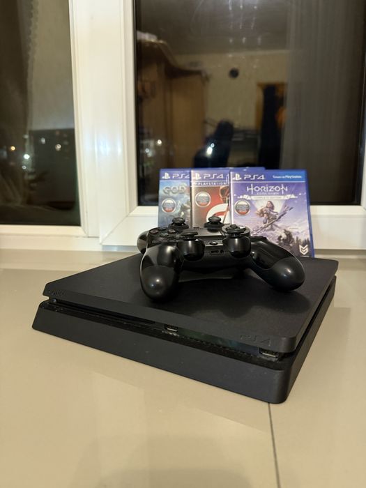 Продам PS4 + 3 диска (игры на фото) + 2 геймпада