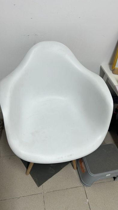 Продам стул белый офисный