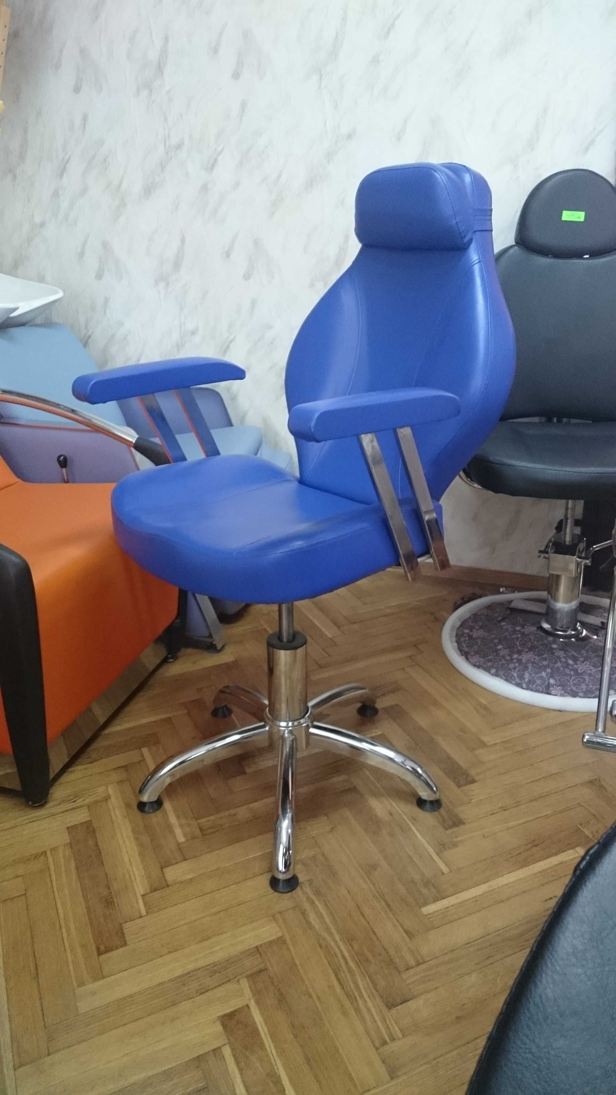 Компактен бръснарски стол в син цвят 1191-02