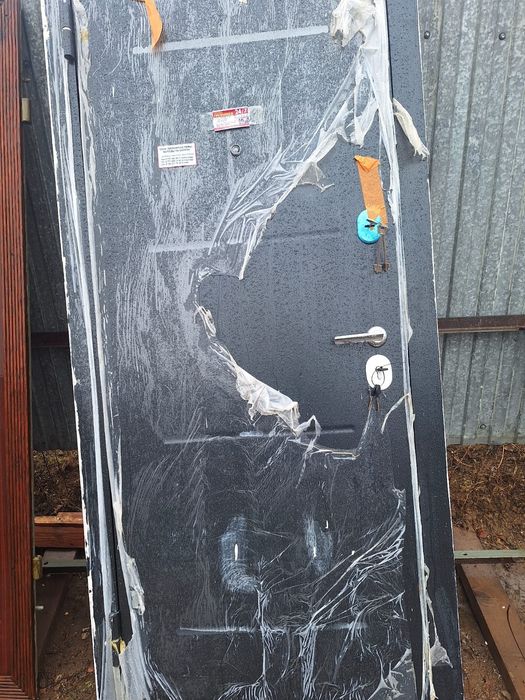 Продам входную железную дверь