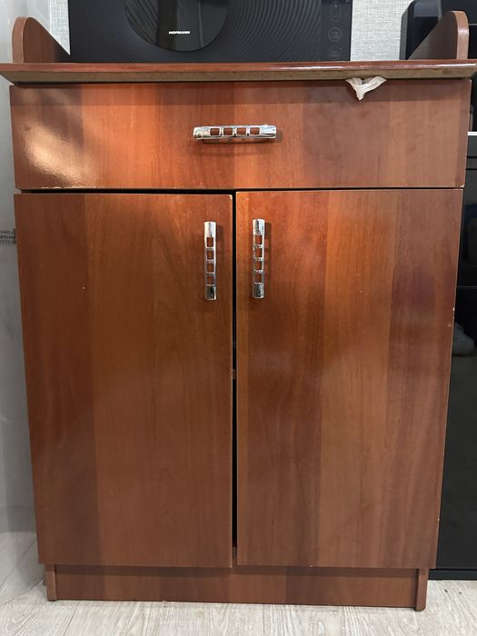 2 ta Shkaf birinchis 75 ga 90sm va ikkinchisi 70ga 1 metr