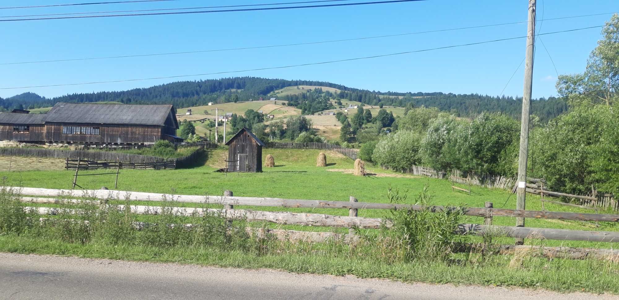 Teren la Vatra Moldoviței, la strada principală