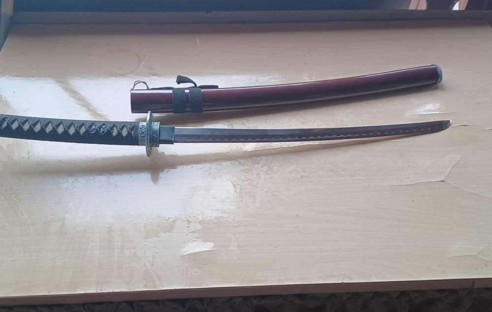 Остър меч катана стомана