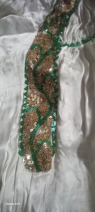 Costum national din paiete și mărgele