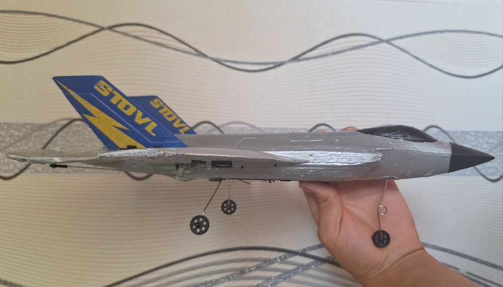 Продаётся радиоуправляемые 4х канальный истребитель f-35