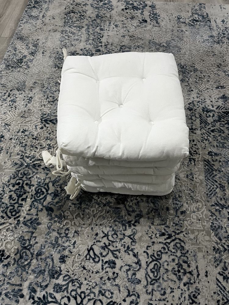 Scaun tapitat alb cu piele ecologica si perne