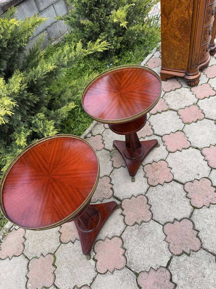 Set 2 măsuțe rotunde stil clasic – lemn masiv cu detalii din bronz