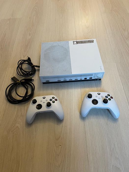 Vând Xbox One S + 7 jocuri