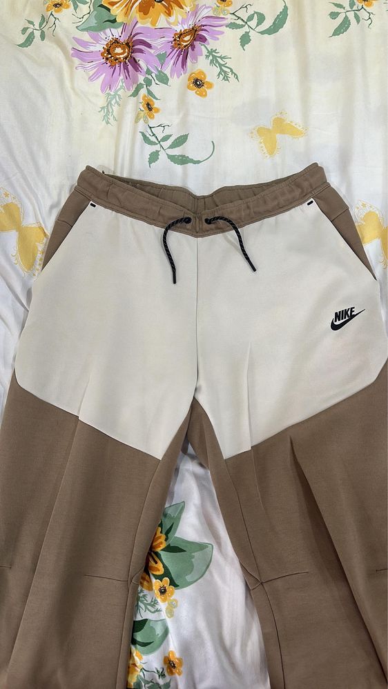 pantaloni nike tech bej cu alb