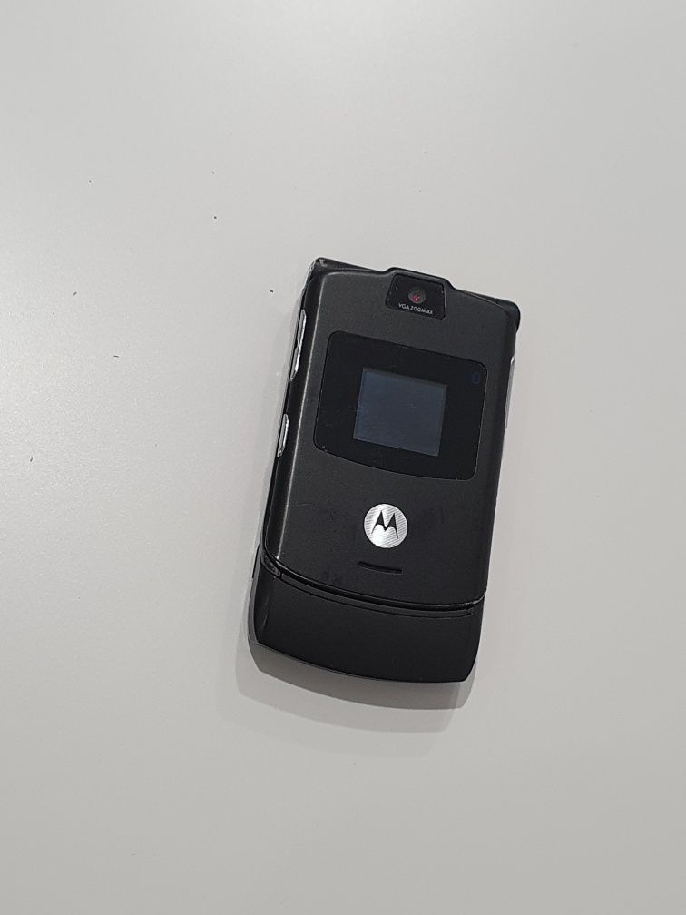 Telefon cu clapeta Motorola V3 cu incarcator original.