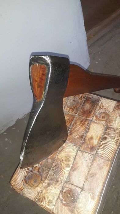 Топор из рессоры.