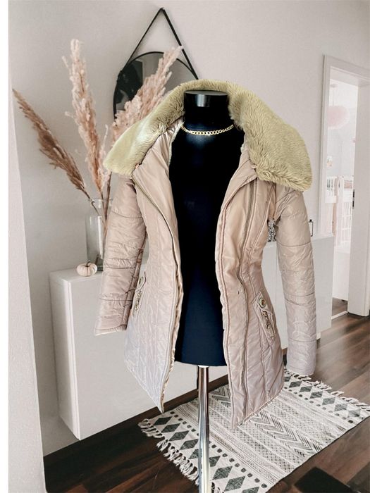 Geaca crem imblanita slim fit guler de blana gluga detasabila