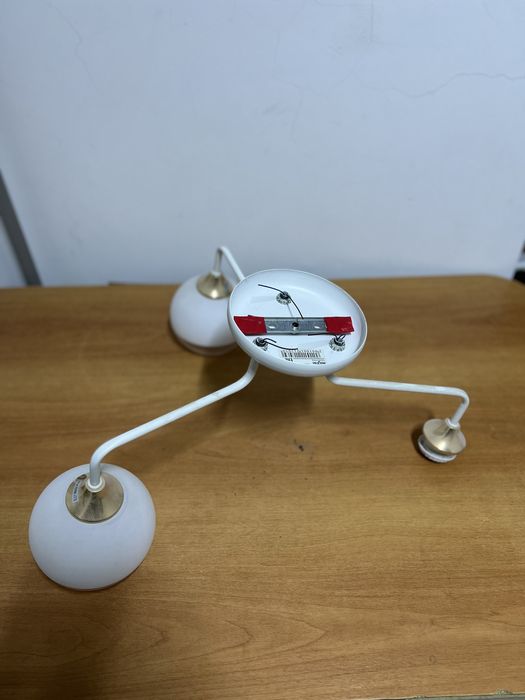 Продам люстру без одного плафона