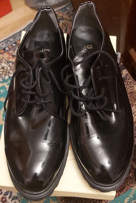 Pantofi negri de lac cu vârf rotund, talpa de bocanci