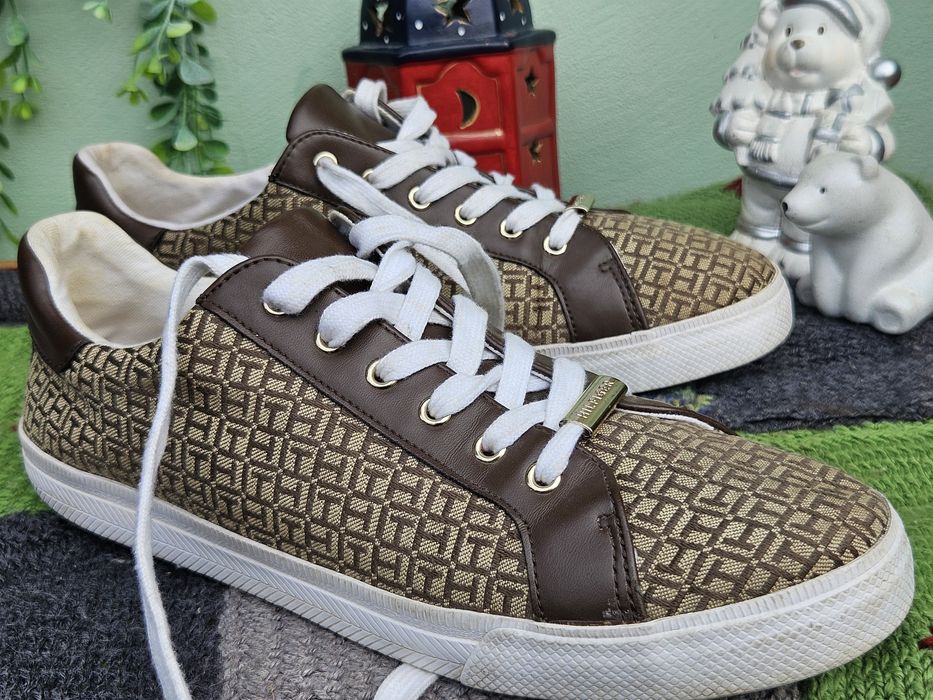 Tommy Hilfiger оригинални кецове N43,5