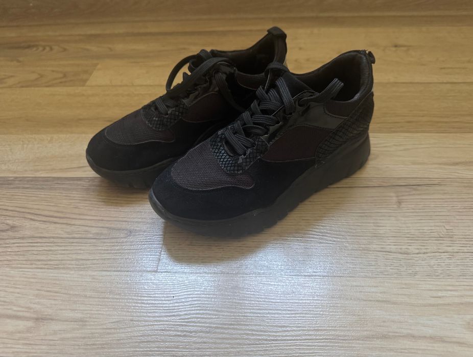 Кроссовки черные женские