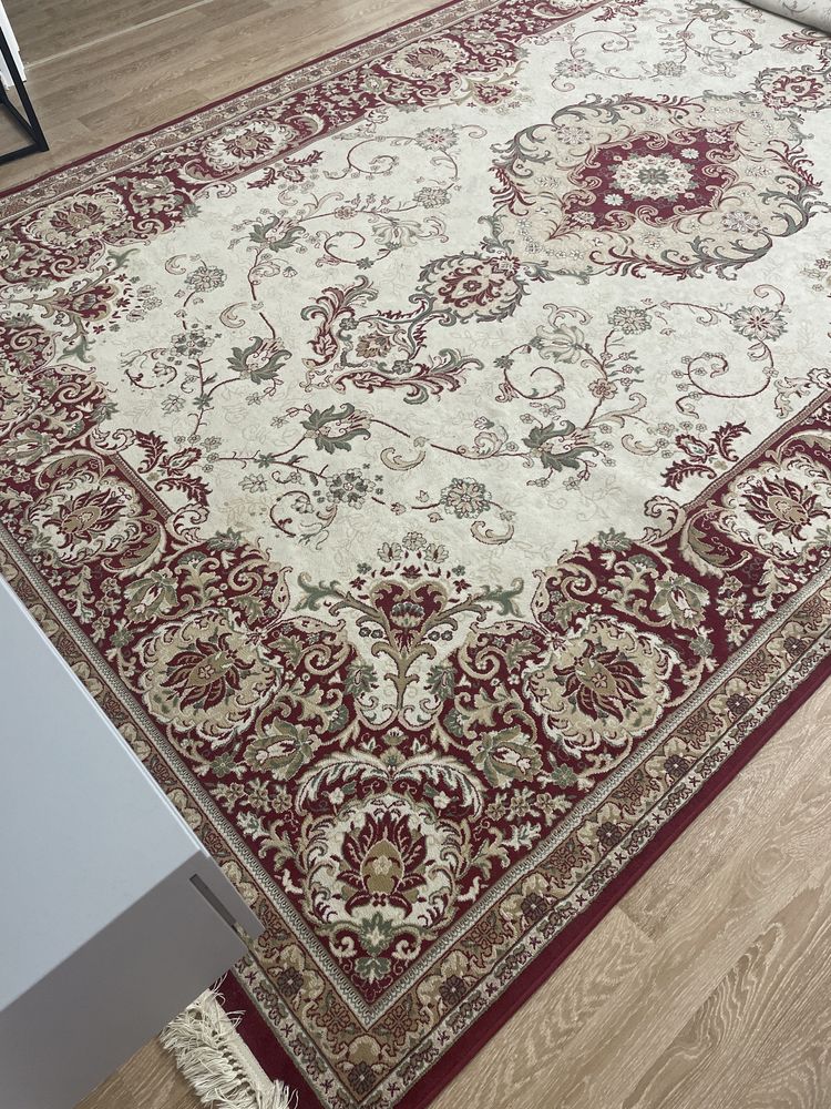 Продам б/у ковры разных размеров