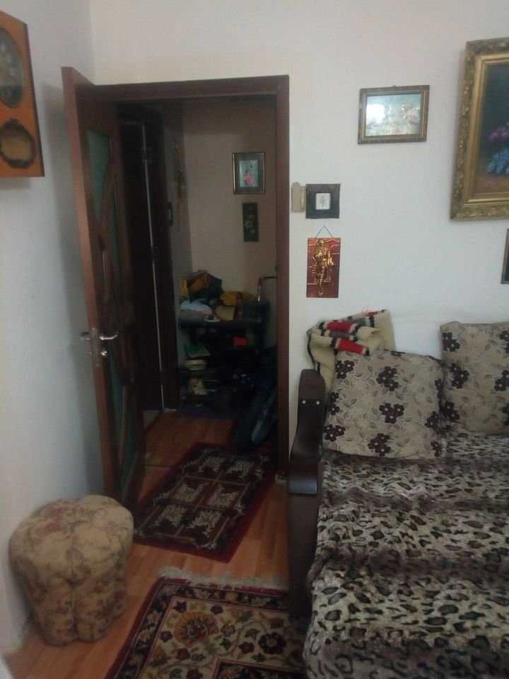 Schimb ( NU VAND ) apartament doua camere decomandat cu casa la curte