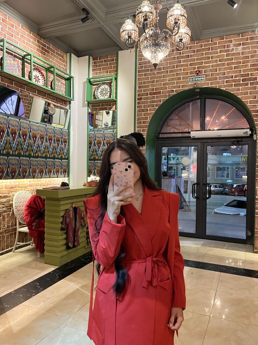 Красный стильный костюм.Состояние как новый.Продаю срочно!