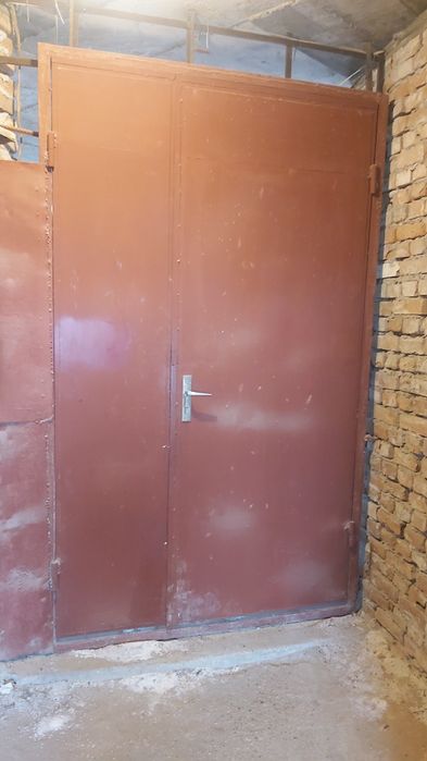 Метална врата и дървена врата