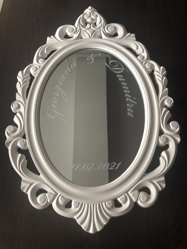 Oglinda de mireasa gravata cu numele mirilor si data evenimentului