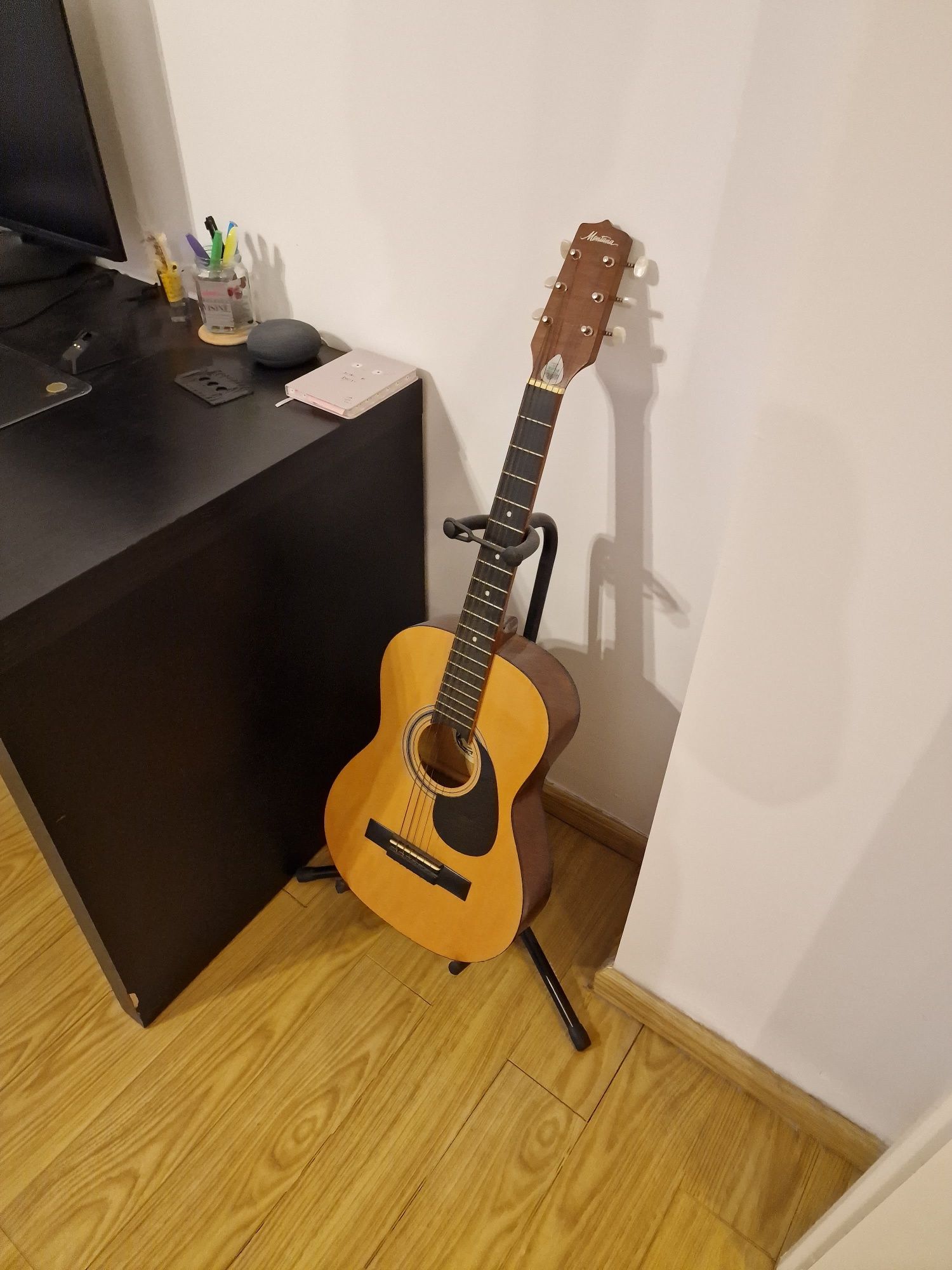 Vând chitara acustică.